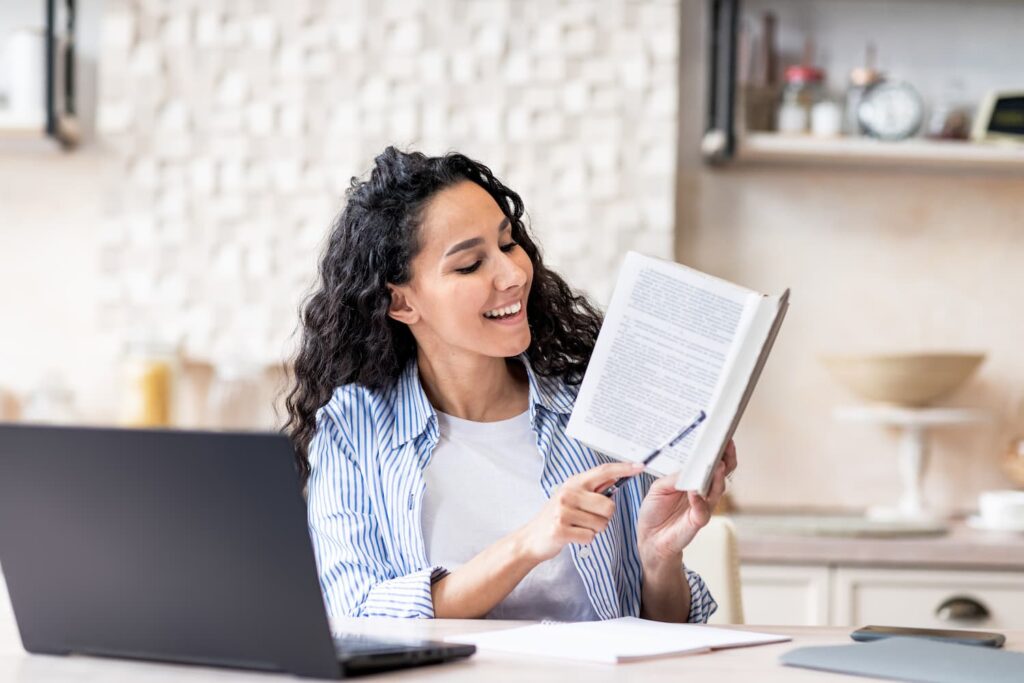 Uma mulher segurando um livro explicando o que é tradução juramentada