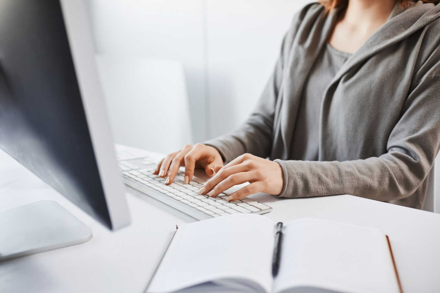 Imagem de uma mulher tradutora juramentada trabalhando no seu notebook