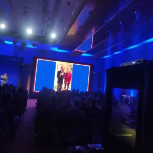 Imagem de duas pessoas apresentando o evento Summit Bodytite