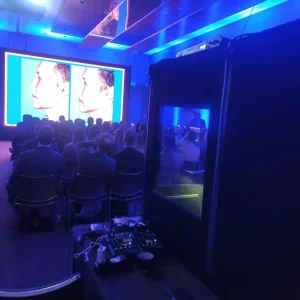 Imagem de pessoas sentadas no evento Summit Bodytite