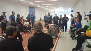 Pessoas na corrida em cadeira de rodas