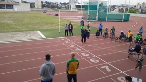Várias pessoas no evento Camping Internacional de corrida em cadeira de rodas