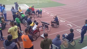 Imagem de pessoas se preparando para a corrida em cadeira de rodas