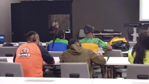 Imagem de pessoas sentadas no evento Camping Internacional de corrida em cadeira de rodas