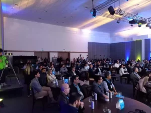 VĂĄrias pessoas sentadas na conferĂȘncia Ball Brasil 2022