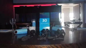 Uma fotografia de equipamentos para tradução usados em eventos