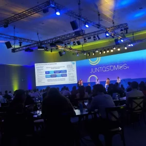 VĂĄrias pessoas no evento Ball do Brasil