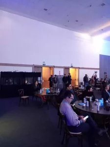 Pessoas concentradas assistindo ao evento Ball do Brasil