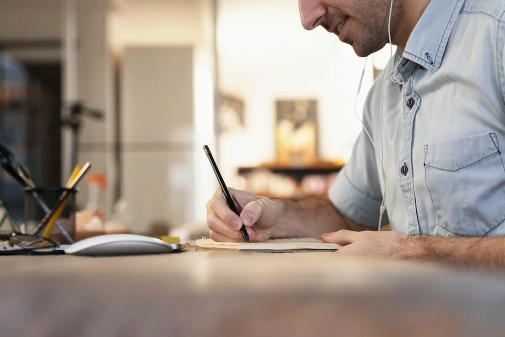 Homem escrevendo uma tradução de textos