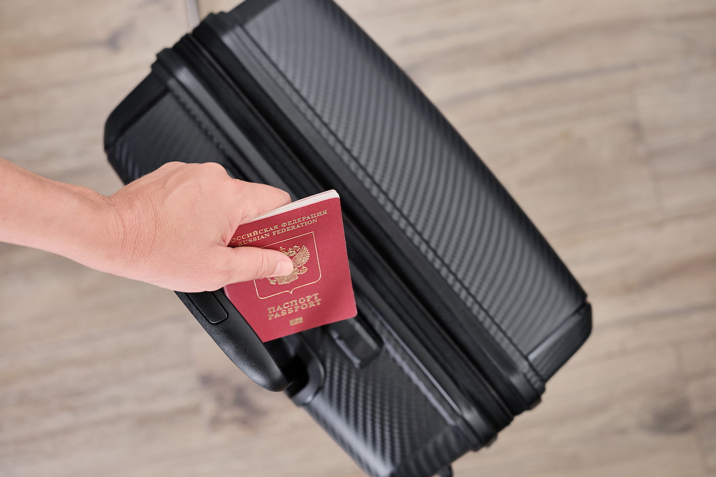Pessoa segurando mala e passaporte, representando como imigrar para Nova Zelândia.