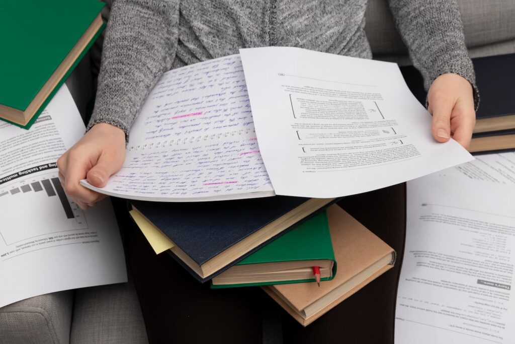 Foto de uma pessoa segurando vários papéis com as regras de tradução.