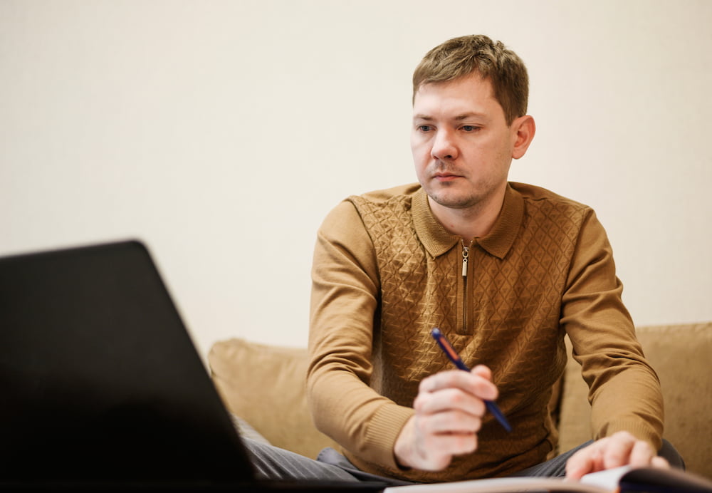 Homem realizando tradução juramentada. 
