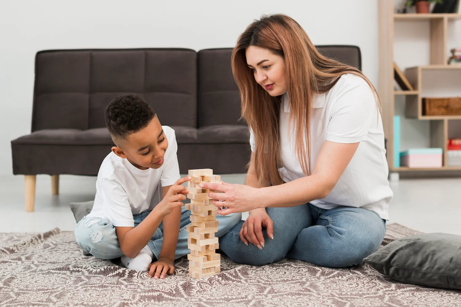 Mulher au pair cuidando de criança. 