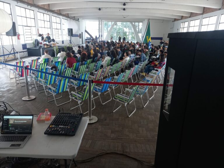Pessoas no evento de lançamento aos prantos mercado