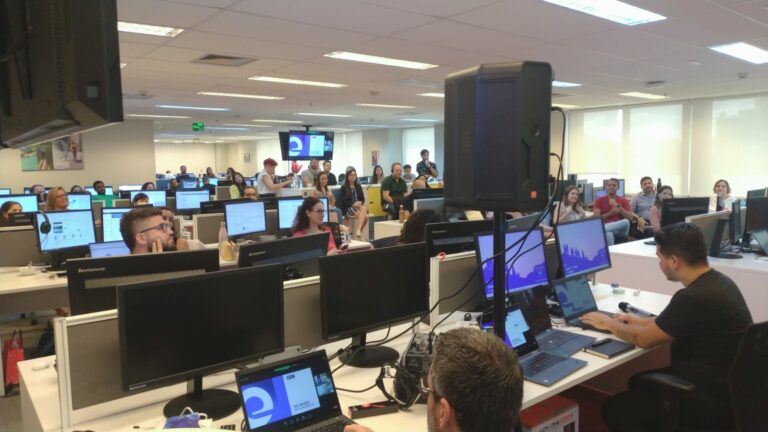 Pessoas na conferencia expedia