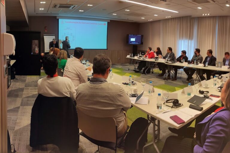 Pessoas na palestra transformação claro