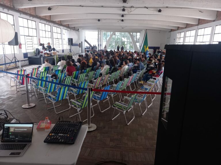 Pessoas no evento aos prantos no mercado