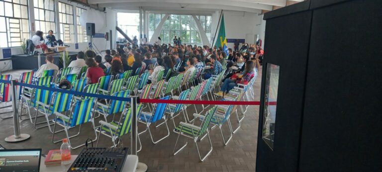 Pessoas no evento de lançamento aos prantos mercado