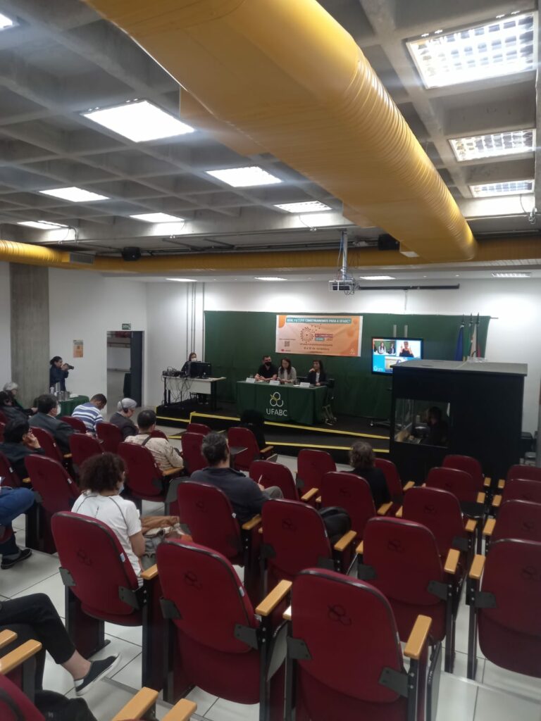 Pessoas no seminário internacional