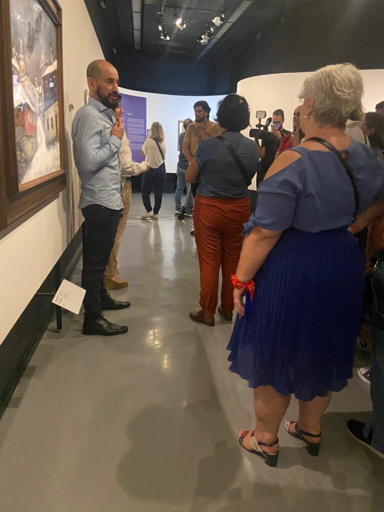 Pessoas participando da exposição Marc Chagall