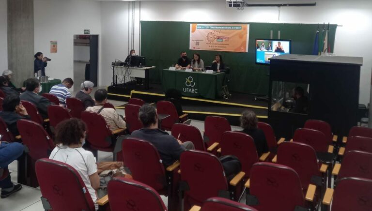 Pessoas reunidas no primeiro seminário internacional