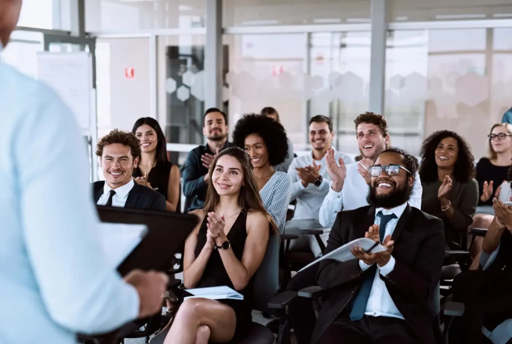 Pessoas no evento do Grupo Dia