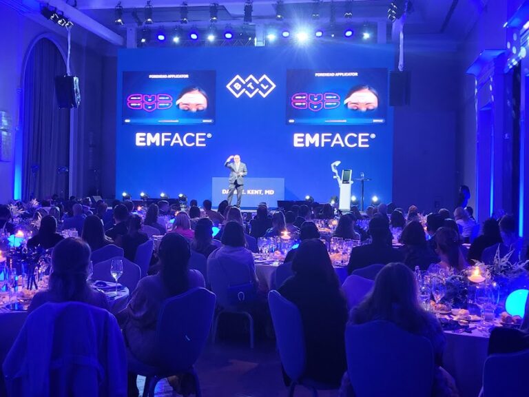 grupo de pessoas assistindo à apresentação do tratamento Emface
