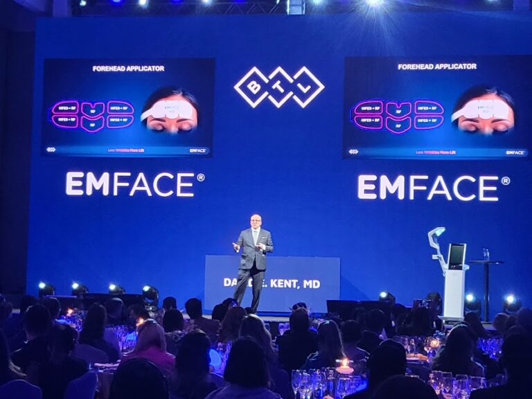 pessoa falando para um grupo de pessoas como é feita a aplicação do Emface
