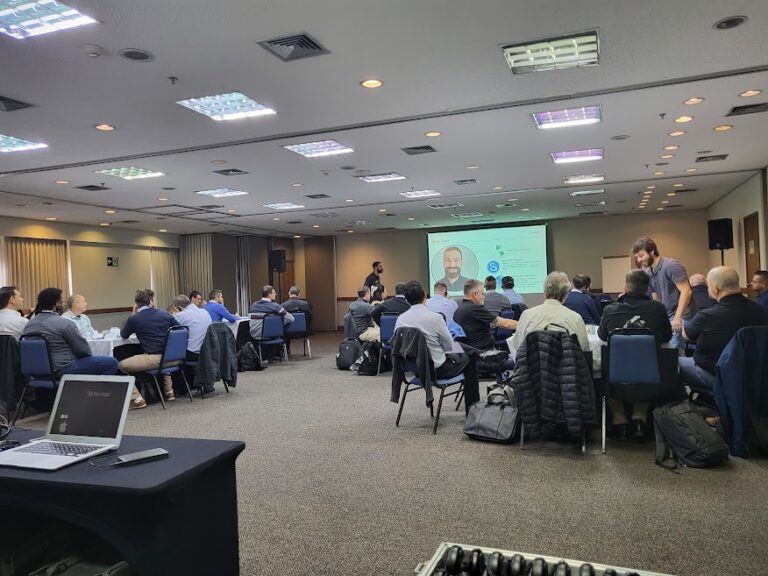 pessoas conversando e assistindo à apresentação do treinamento