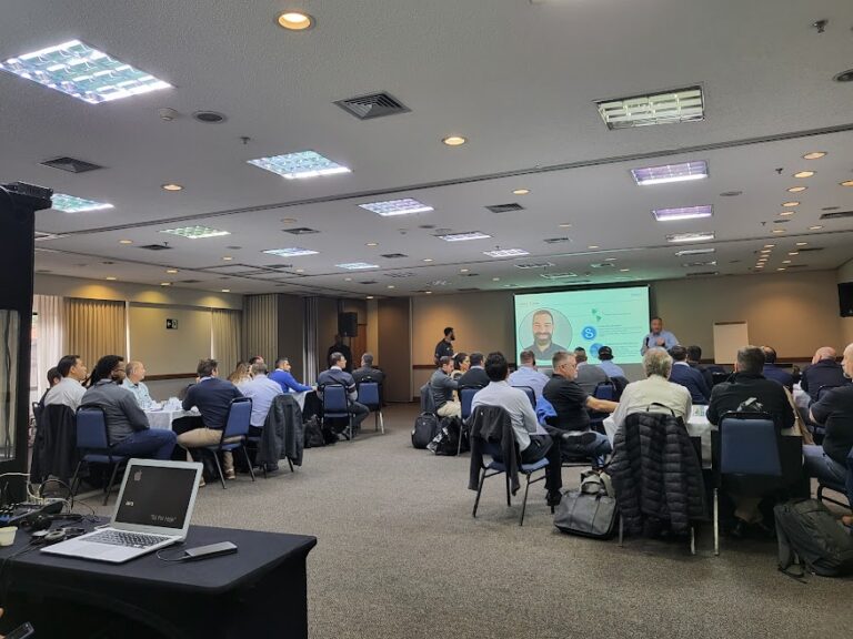 pessoas em uma sala aprendendo técnicas de vendas global com um profissional da Tecflux