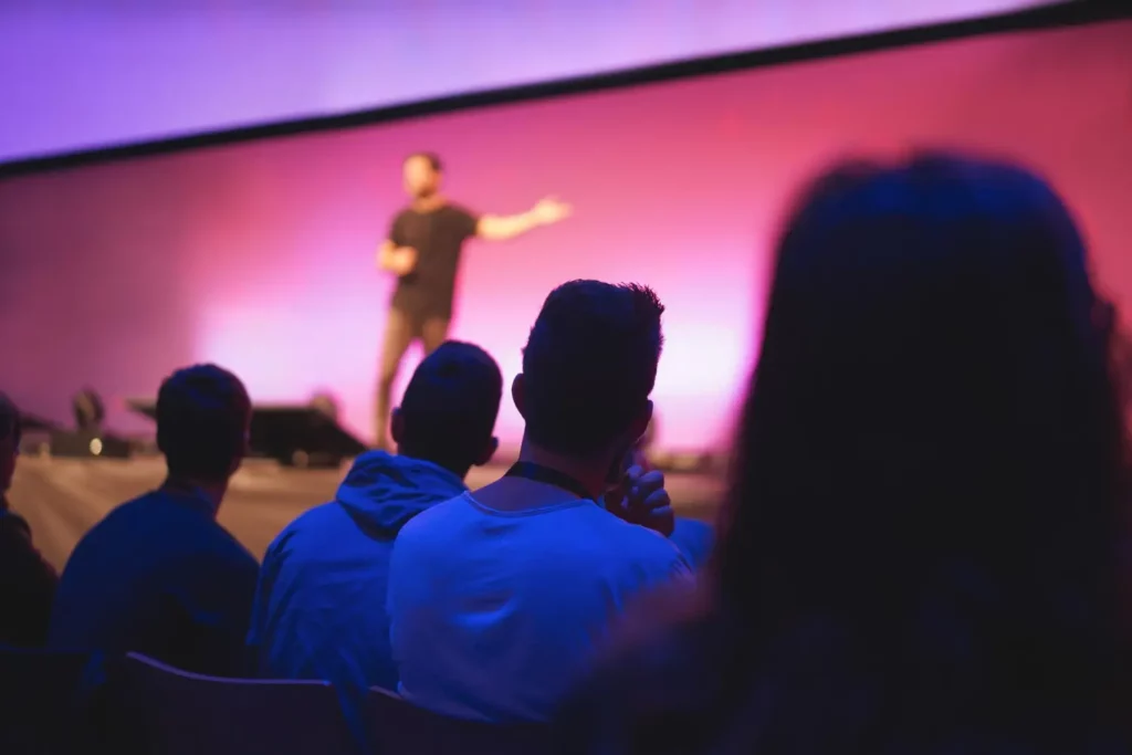 pessoa no palco fazendo uma palestra
