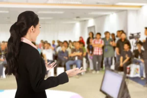 pessoa apresentando sobre sua nova linha de produtos estéticos