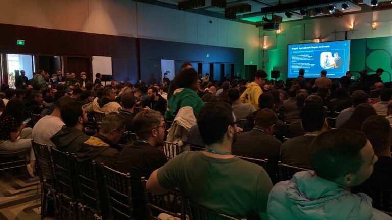 pessoas sentadas assistindo à apresentação do evento da MongoDB