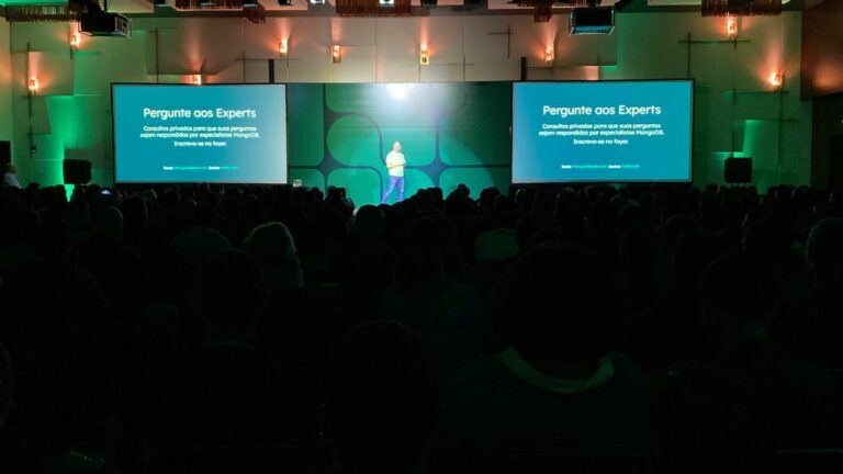 palestrante no palco falando sobre as inovações do mercado de tecnologia da informação