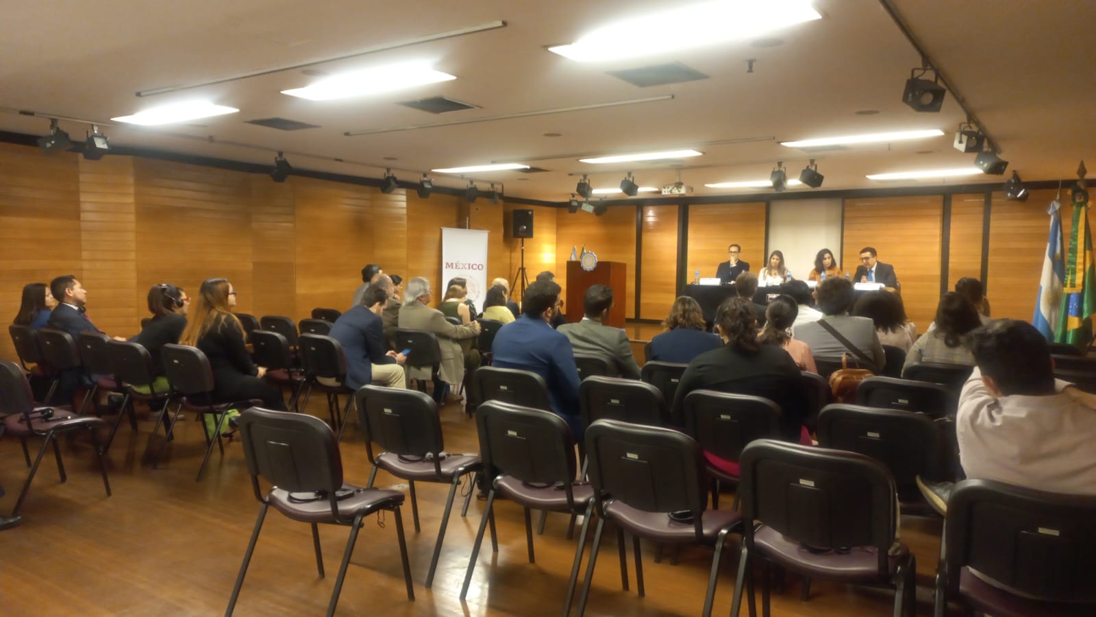 grupo de pessoas no consulado do México no Rio de Janeiro