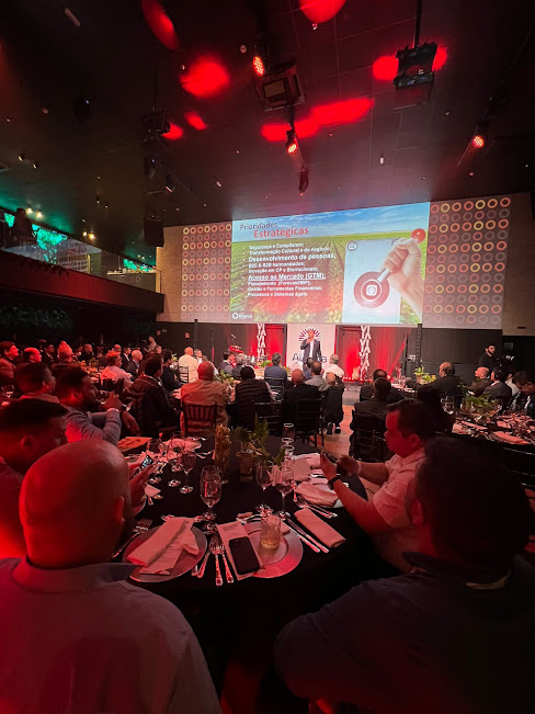 grupo de pessoas na sala de apresentação do evento Sumitomo Chemical