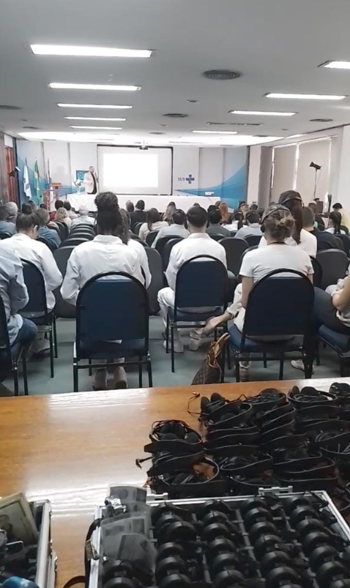 grupo de alunos escutando atentamente a palestra do Dr. Ahmad Nama