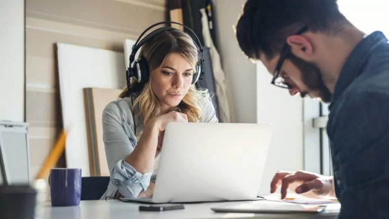 Imagem de uma mulher e um homem realizando a transcrição de vídeo
