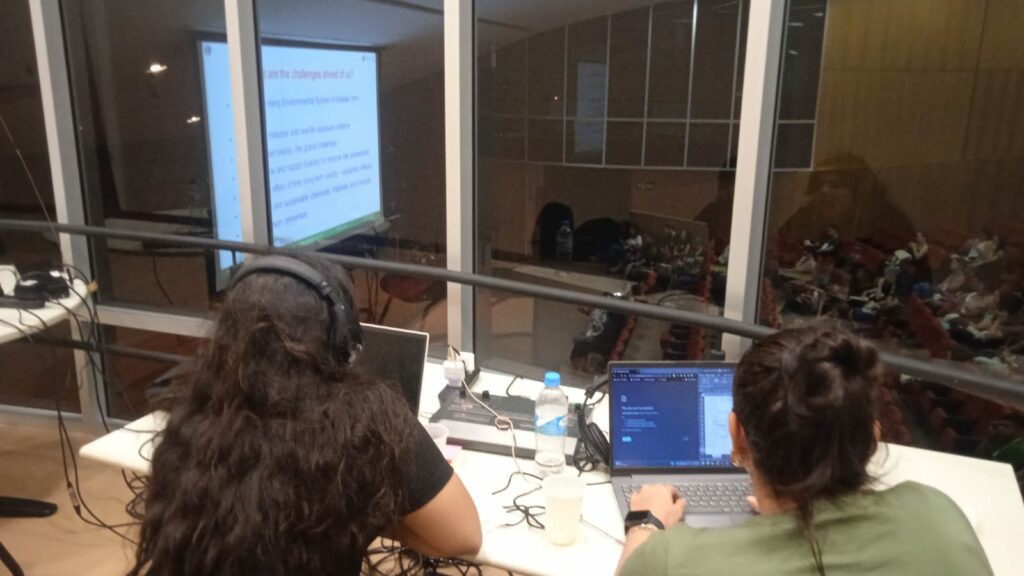 profissionais realizando a tradução simultânea do evento