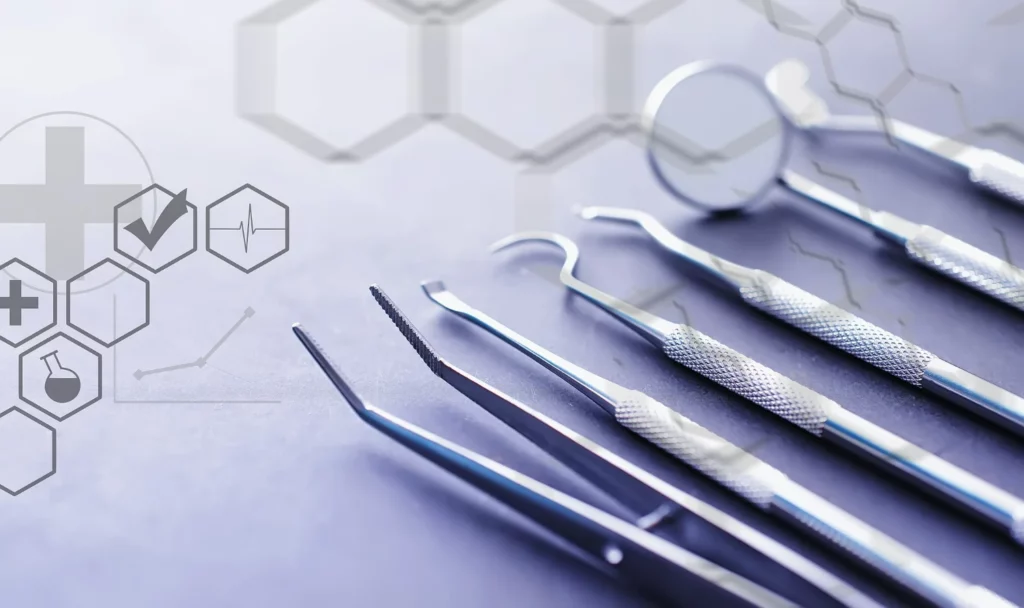 alguns equipamentos médicos sob uma mesa cirúrgica