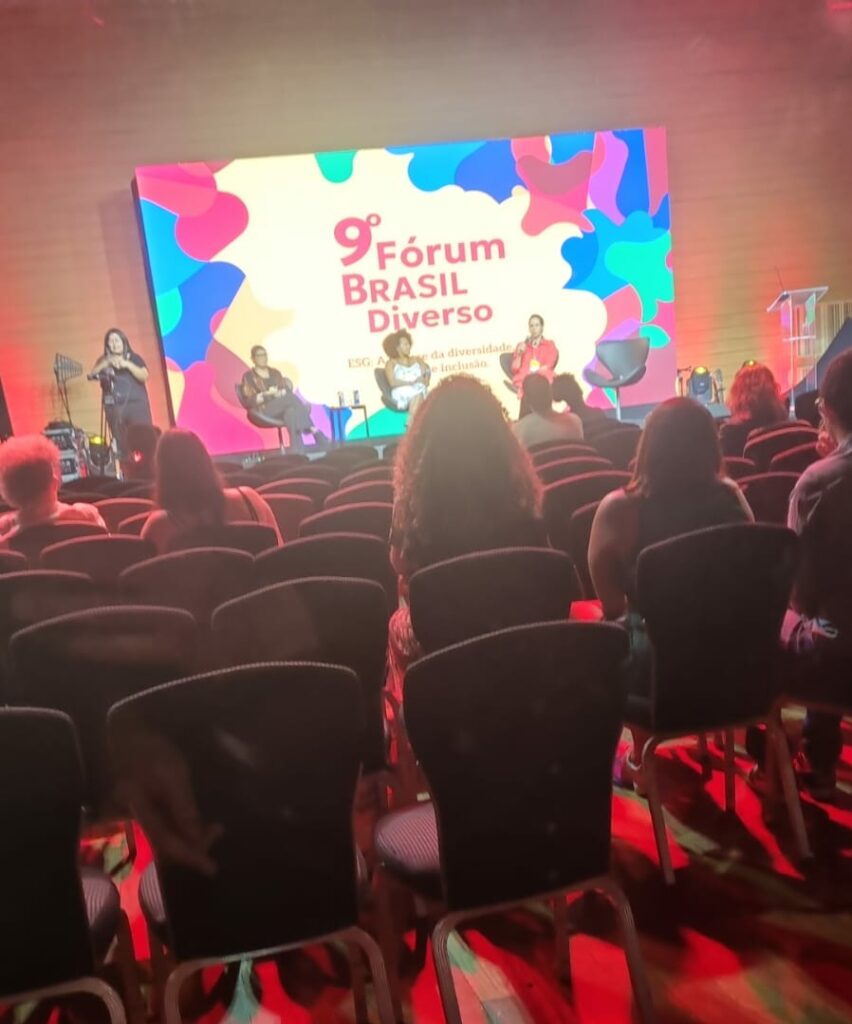 grupo de pessoas no auditório acompanhando a 9ª edição do fórum Brasil diverso