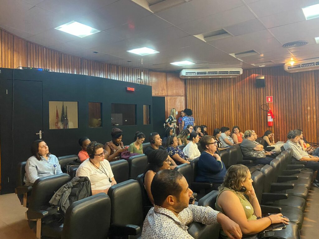 grupo de pessoas no auditório acompanhando a palestra do Hemorio
