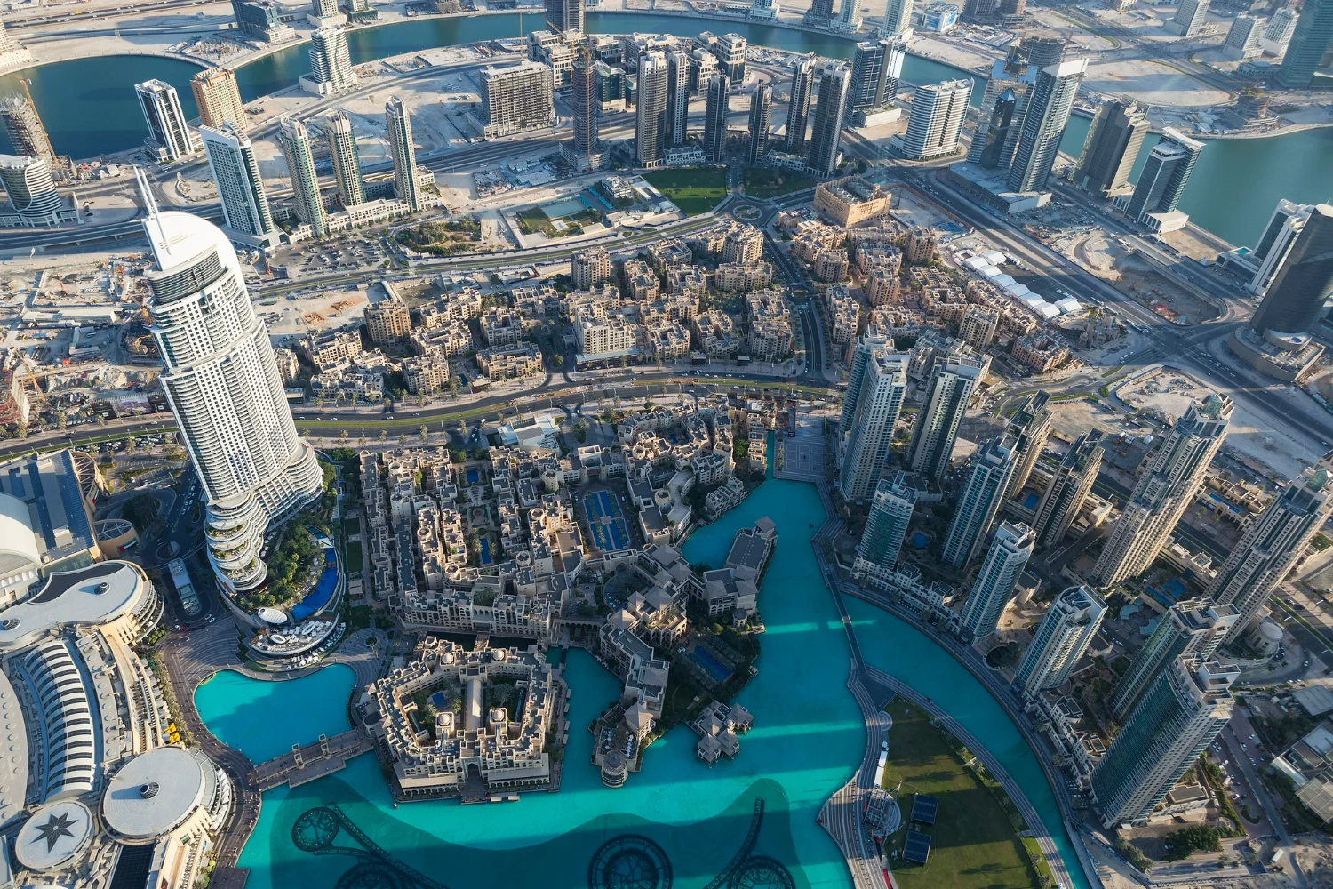 Foto aérea da cidade de dubai com vários pontos turísticos de dubai.