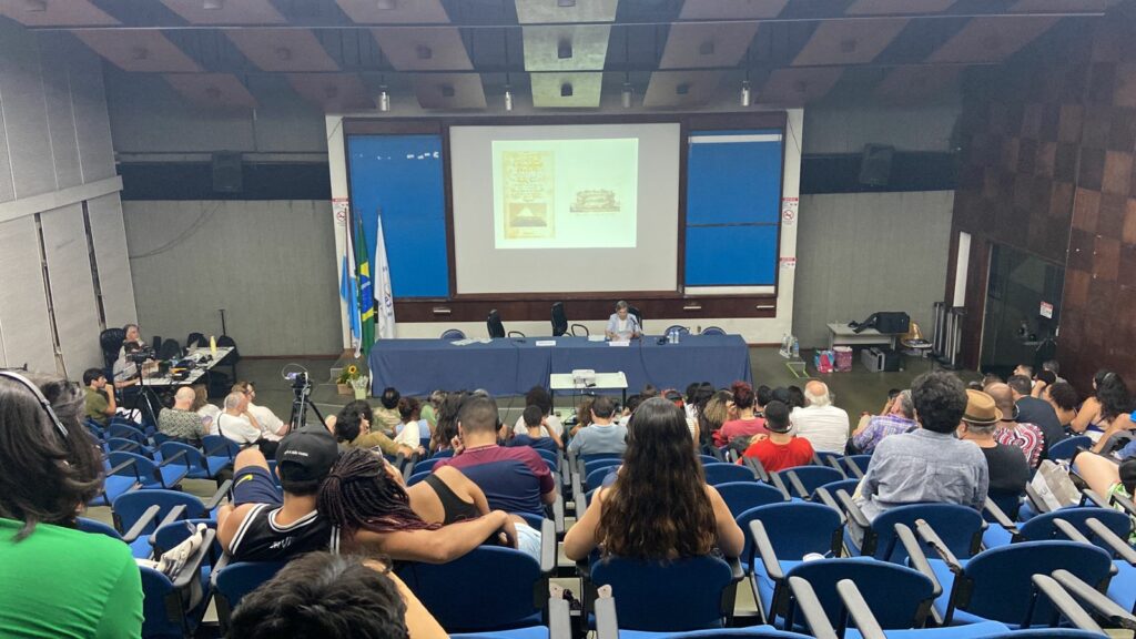 pessoas em um auditório acompanhando o Simpósio da UERJ