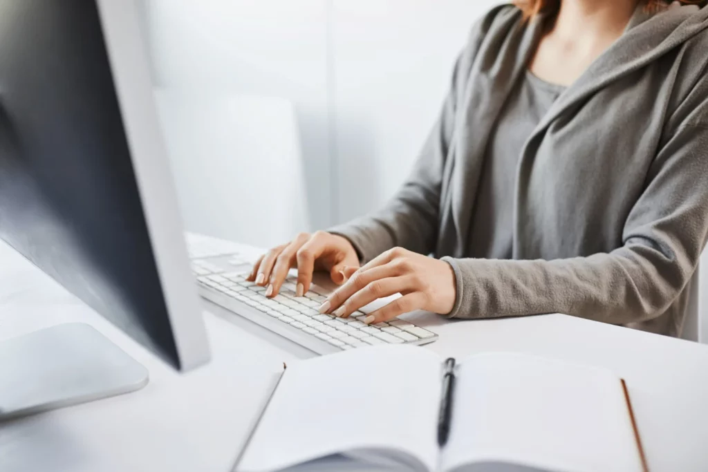 Mulher trabalhando em formas de evitar problemas com tradução e encontrando a One Translation como solução