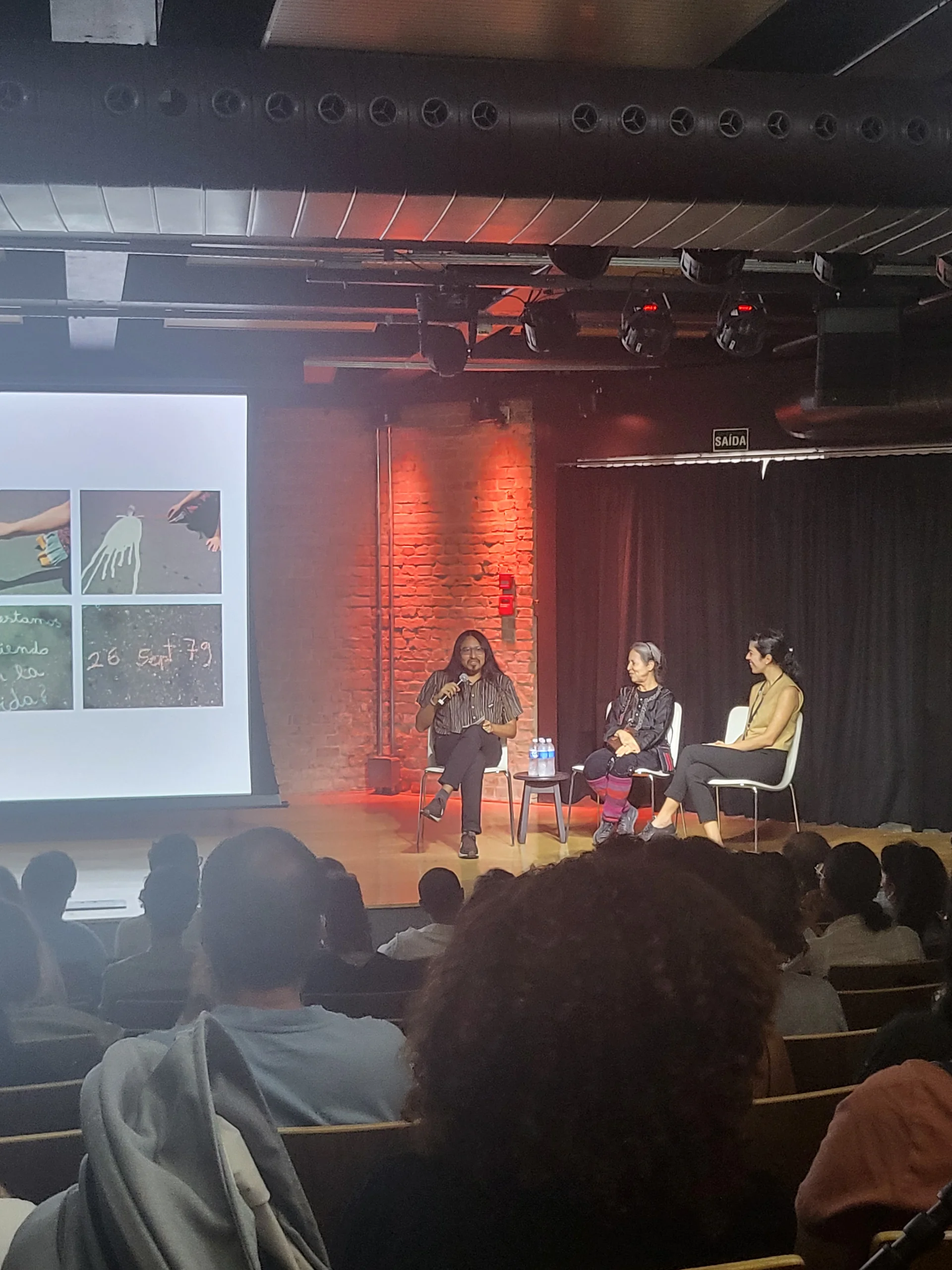 pessoas na pinacoteca