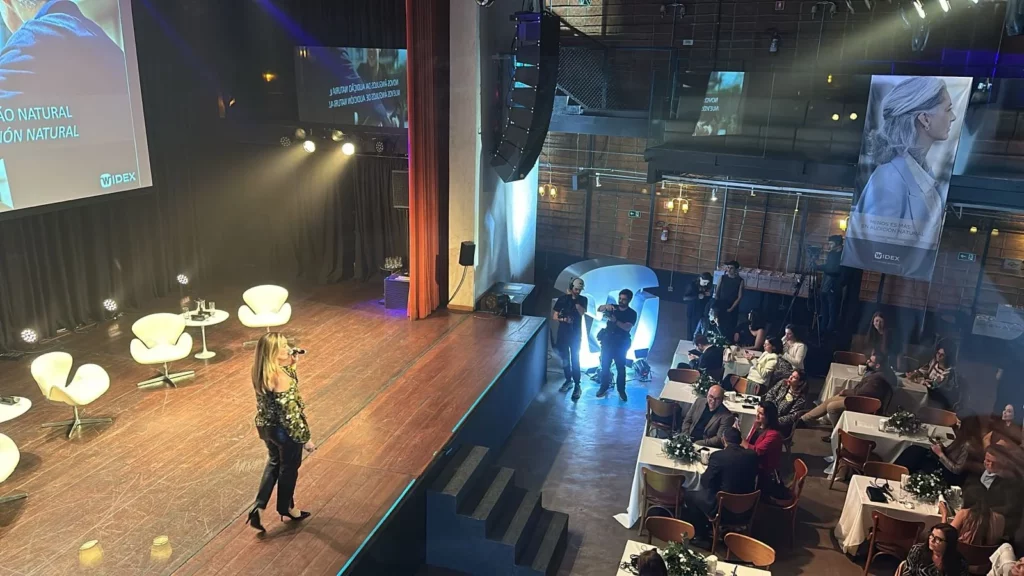 palco evento widex talks latam