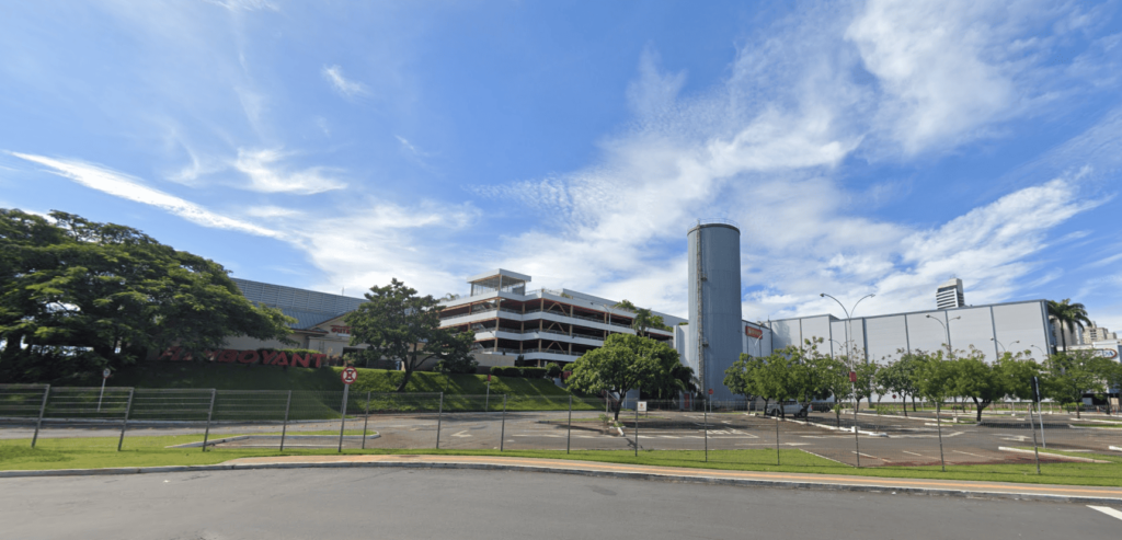 Faixada do Flamboyant Shopping onde a One Translations atua com sua filial em Goiânia