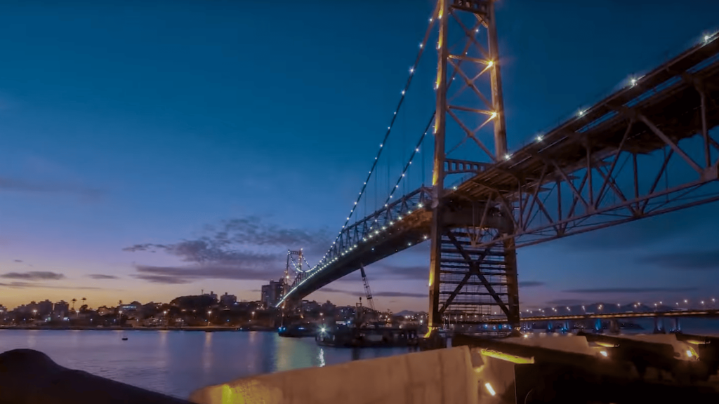 Ponte Hercílio Luz em Florianópolis, onde a One Translations possui uma de suas filiais.