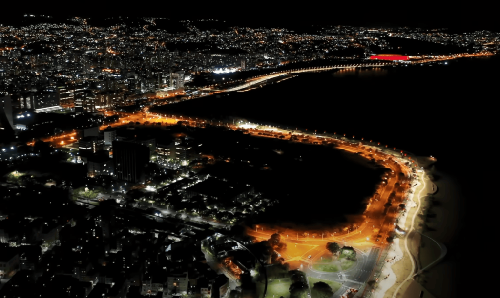 Vista aérea noturna de Porto Alegre com destaque para a orla do Guaíba iluminada, representando a localização estratégica da One Translations para serviços de tradução juramentada na capital gaúcha.